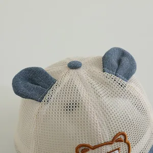 Détail du chapeau bébé avec maille respirante et adorables oreilles d'ours en jean