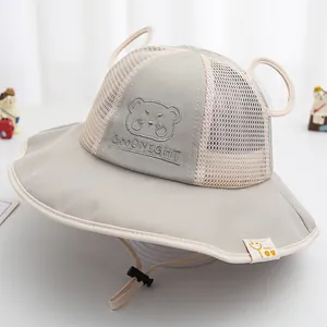 Detail van babyzonnehoed met ademend mesh-materiaal en schattig berenborduurwerk