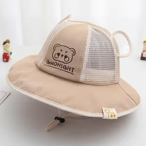 Detail van kaki baby zonnehoed met ademend mesh, berenborduursel en schattige oortjes