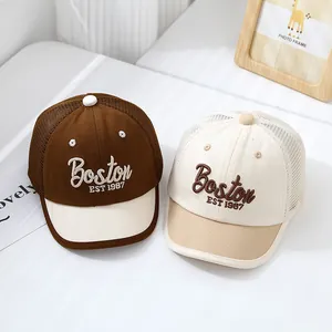 Détail de la broderie Boston 1987 sur casquettes de baseball en maille pour tout-petits