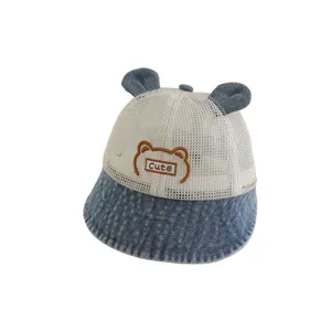 Chapeau de soleil en maille respirante pour enfants avec oreilles en jean et broderie d'ours