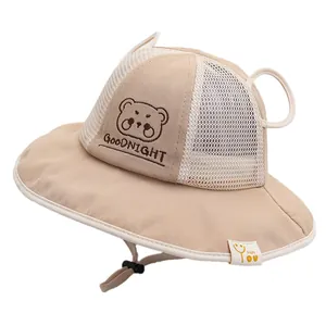 Ademend baby zonnehoedje met beer borduursel en mesh panelen voor kleine peuters