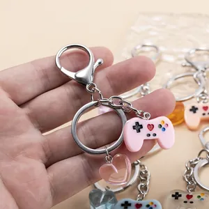 Llavero de mando de juego de resina rosa con corazón translúcido y gancho de aleación
