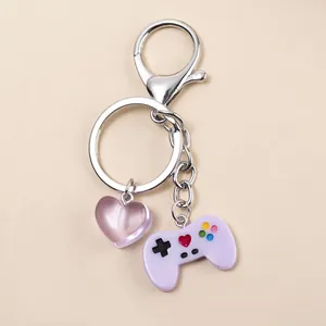 Llavero de corazón rosa y mando de videojuegos morado con cierre de langosta plateado