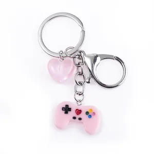 Llavero de mando de consola rosa con dije de corazón y mosquetón plateado metalizado