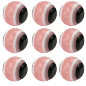 Détail macro de perles en résine œil maléfique rose 8mm avec surface lisse et trous