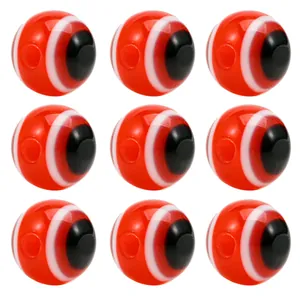 Détail macro de perles œil grec en résine rouge de 8mm disposées en grille 3x3