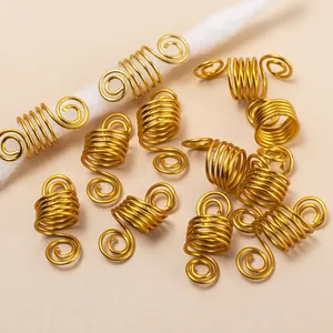 Bagues à cheveux en métal doré en spirale pour tresses sur un fond beige neutre