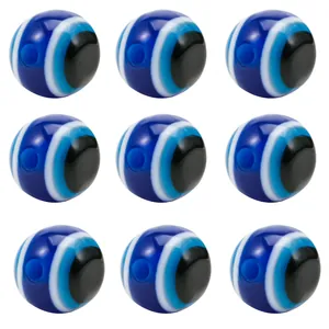 Détails macro de perles œil grec bleues de 8mm avec trous percés pour création de bijoux