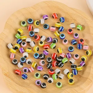 Mélange de perles en résine œil de démon de 8mm pour bijoux DIY dans un plateau