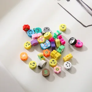 Nahaufnahme bunter Acryl-Buchstabenperlen mit Smileys und Herzformen für DIY-Schmucksets