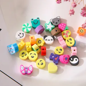 Makroaufnahme von bunten 6mm Polymer-Tonperlen mit Smileys und Sternen für DIY-Schmuck