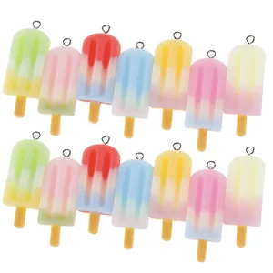 Vista detallada de colgantes de resina con forma de helado y anillos para joyería DIY