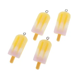 Detalle de colgantes de helado de resina con degradado tricolor y anillos de metal