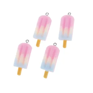 Vista detallada de cuatro colgantes de helado de resina pastel con aros metálicos