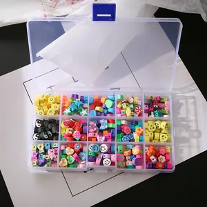 Draufsicht der 15-Fach-Aufbewahrungsbox mit bunten gemischten Polymer-Ton-Perlen für DIY