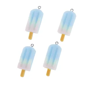 Primer plano de cuatro dijes de resina de paletas coloridas para la creación de joyería DIY
