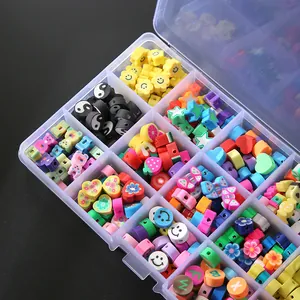 Detailansicht eines Schmuck-Bastelsets mit bunten Fimo-Perlen in einer Sortierbox