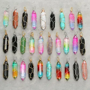 Assortiment de pendentifs prismatiques en cristal naturel enveloppés de fil métallique