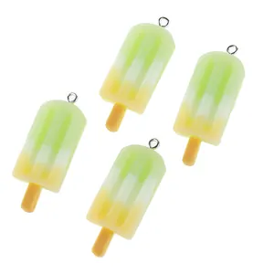Detalle de cuatro dijes de paleta de helado en resina colorida para accesorios de joyería