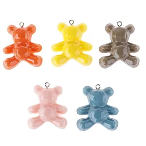 Primo piano di cinque ciondoli a forma di orso in resina geometrica colorata per gioielli fai da te
