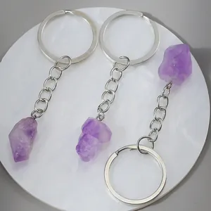 Drei natürliche lila Amethyst-Rohstein-Schlüsselanhänger mit silbernen Flachringen