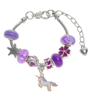 Detail eines lila Einhorn-Charm-Armbands mit Glasperlen und versilberter Schlangenkette