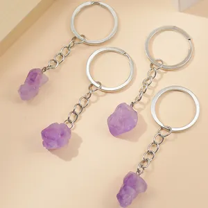 Set mit vier natürlichen violetten Kristall-Schlüsselanhängern mit silbernen Metallringen