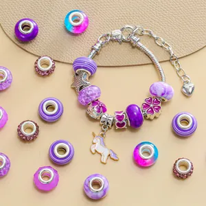 DIY lila Bettelarmband mit silberner Schlangenkette Einhorn Anhänger und Perlenmix
