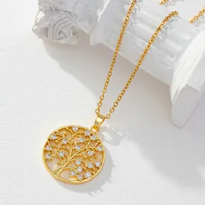 Detailansicht der vergoldeten Lebensbaum-Kette mit glitzernden Steinen und feiner Kette