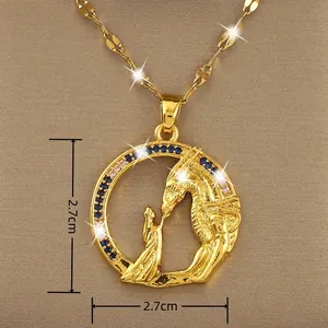 Dettaglio del ciondolo principessa e drago da 2,7 cm con micro-zirconi e catena a foglie