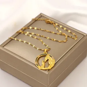Dettaglio macro della collana con ciondolo drago e principessa in oro e zirconi colorati