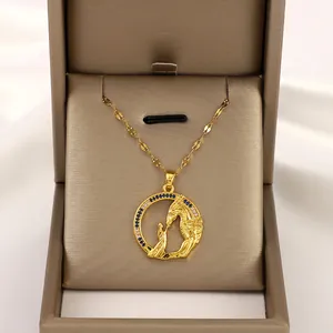 Dettaglio della collana dorata con ciondolo principessa e cavallo in scatola regalo