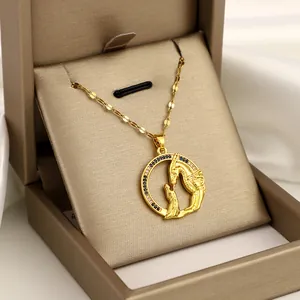 Dettaglio del ciondolo dorato con zirconi blu in una raffinata confezione regalo in velluto