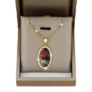 Elegante collana ovale placcata oro 18K con uccello cardinale rosso e zirconi cubici