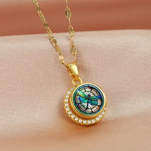 Dettaglio della collana con ciondolo libellula e zirconi micro-incastonati su seta
