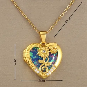 Detail van zonnebloem hart medaillon ketting met You Are My Sunshine gravure