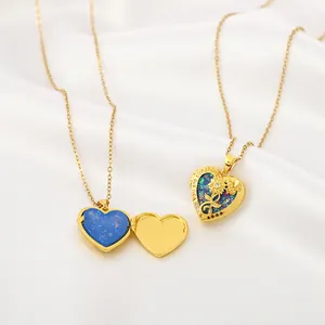Gouden hart medaillon ketting met zonnebloem reliëf en blauwe opaal op witte zijde