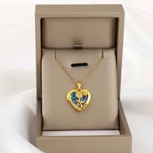 Gouden hart medaillon ketting met zonnebloem reliëf en You are my sunshine gravure
