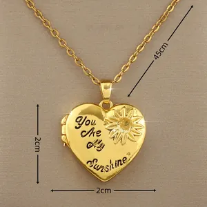 Detailopname van hartvormige locket met You Are My Sunshine tekst en zonnebloem