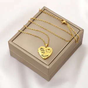 Gouden hart medaillon ketting met You Are My Sunshine gravure en zonnebloem reliëf