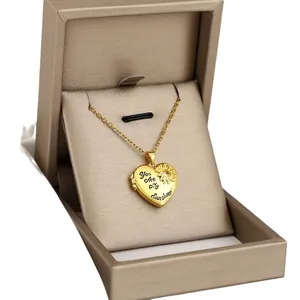 Gouden hartmedaillon ketting met You Are My Sunshine gravure en zonnebloem in geschenkdoos