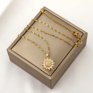 Collana girasole dorata con zirconi presentata su un portagioie di alta qualità