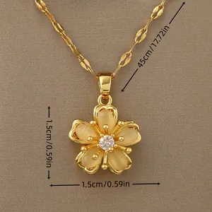Detail der rotierenden Blumen-Halskette mit 1,5cm Anhänger und 45cm goldener Kette