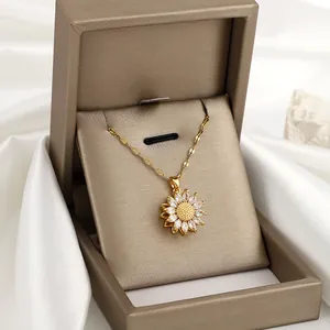 Collana con ciondolo a girasole rotante e zirconi in un'elegante confezione regalo gioielli