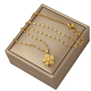 Elegante rotierende Blumen-Halskette mit Opal-Blütenblättern und Zirkonia-Mikroeinlage