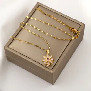 Gouden ketting met een 360 graden draaiende zonnebloem hanger en roze zirkoon