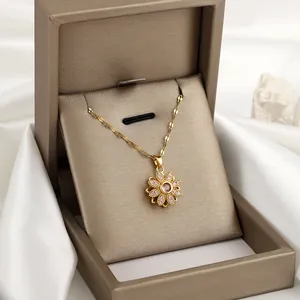 Detailweergave van de roterende roze zirkoon bloemhanger in een luxe geschenkdoos