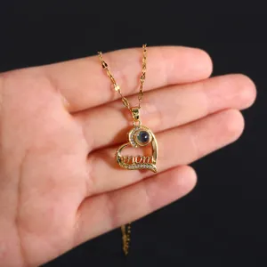 Collana con ciondolo a cuore MOM dorato con micro-pavé di zirconi e pietra di proiezione