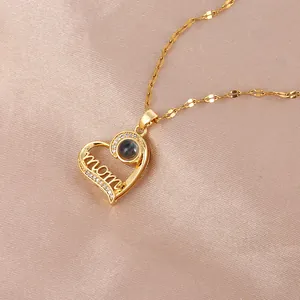 Collana a cuore dorata con ciondolo MOM e pietra di proiezione su seta color champagne